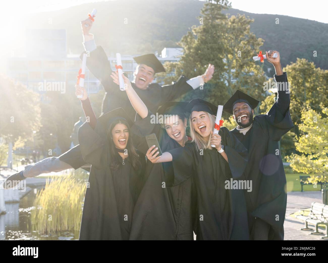 Laurea, gruppo di studenti e selfie per il successo, la motivazione e la memoria del campus. Laureati felici, amici diversità e scattare foto a eccitato Foto Stock