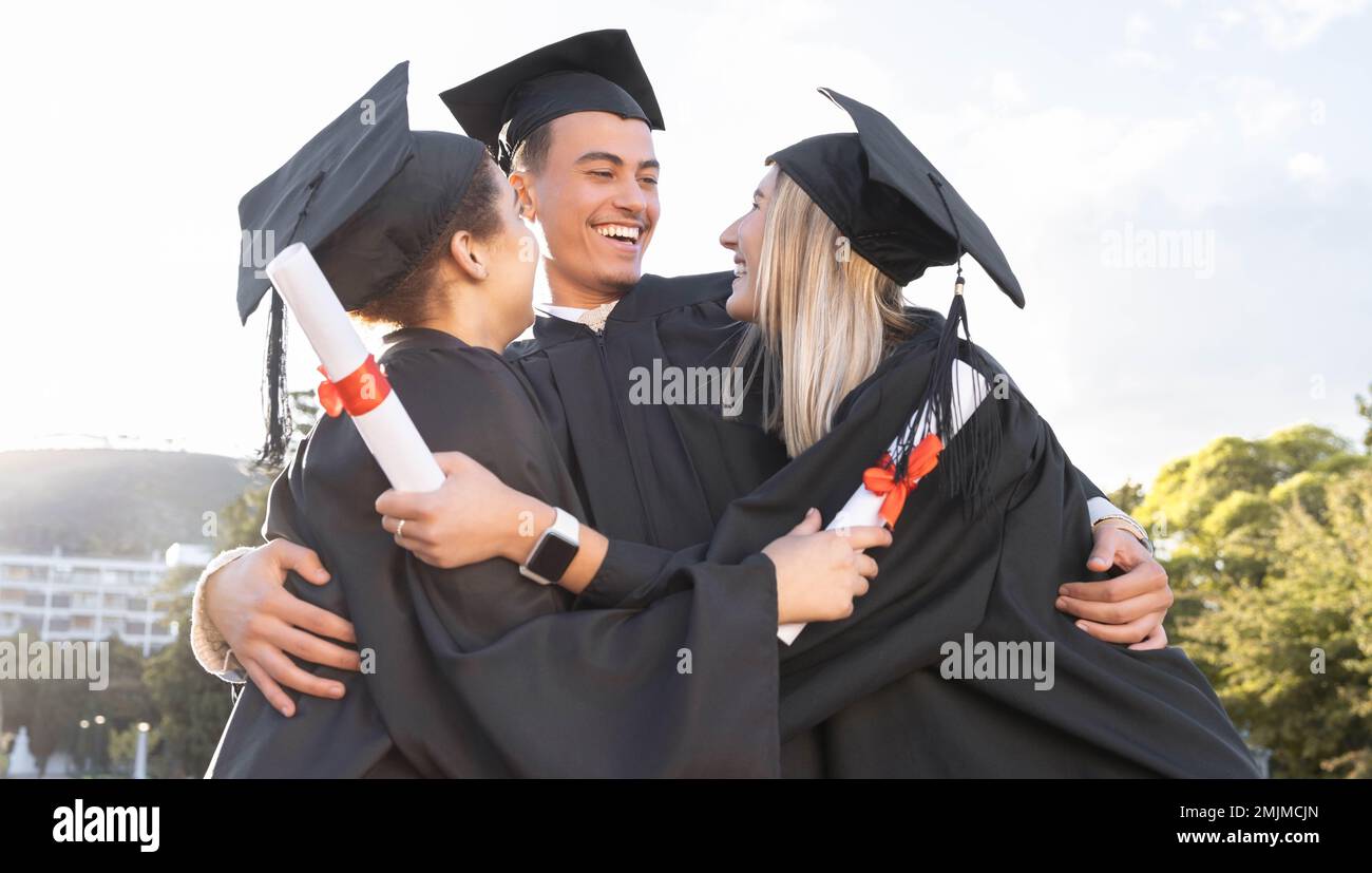 Laurea studentesca, amici e abbraccio per festeggiare, successo e certificato evento educativo all'aperto. Diversità, sorriso e laureati entusiasti celebrare Foto Stock