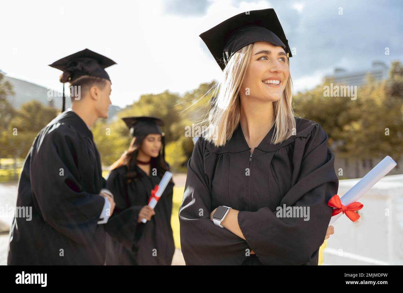 Educazione, pensiero femminile e laurea all'aperto, felicità e futuro con successo, laurea completata e sorriso. Giovane femmina, studentessa e accademica Foto Stock