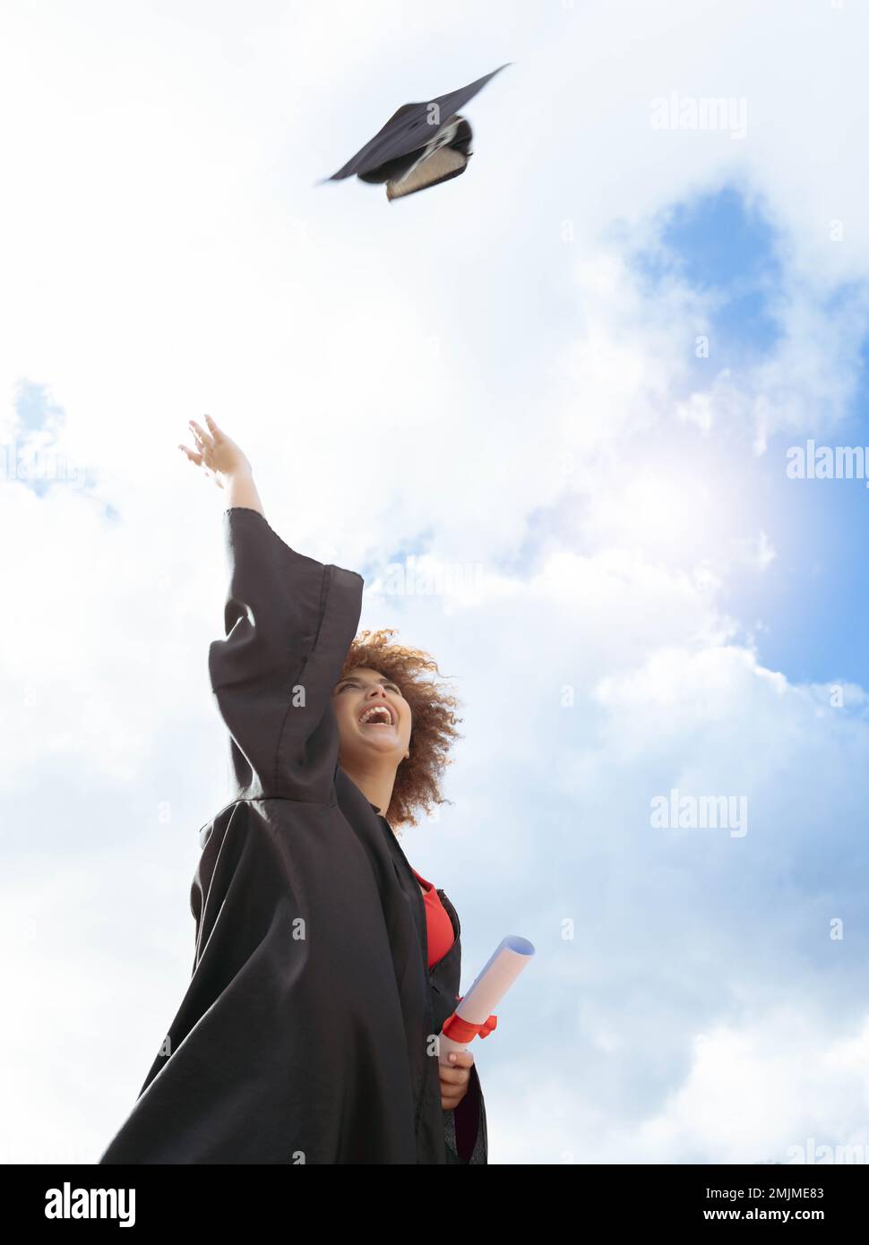 Donna nera, laurea e cappello in aria per la celebrazione, la felicità o il successo con il diploma per studiare al campus. Studente universitario, gen z ragazza e. Foto Stock