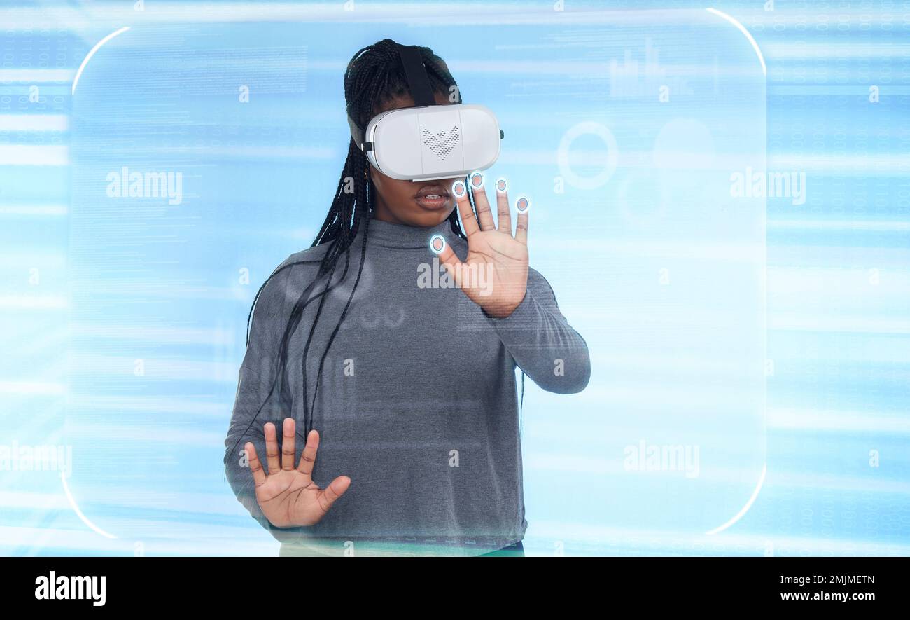 Realtà virtuale, realtà aumentata e digitale con donna nera e ologramma 3D per il futuro, cyber e metaverse. Media, ui e tecnologia con ragazza e cuffie per Foto Stock