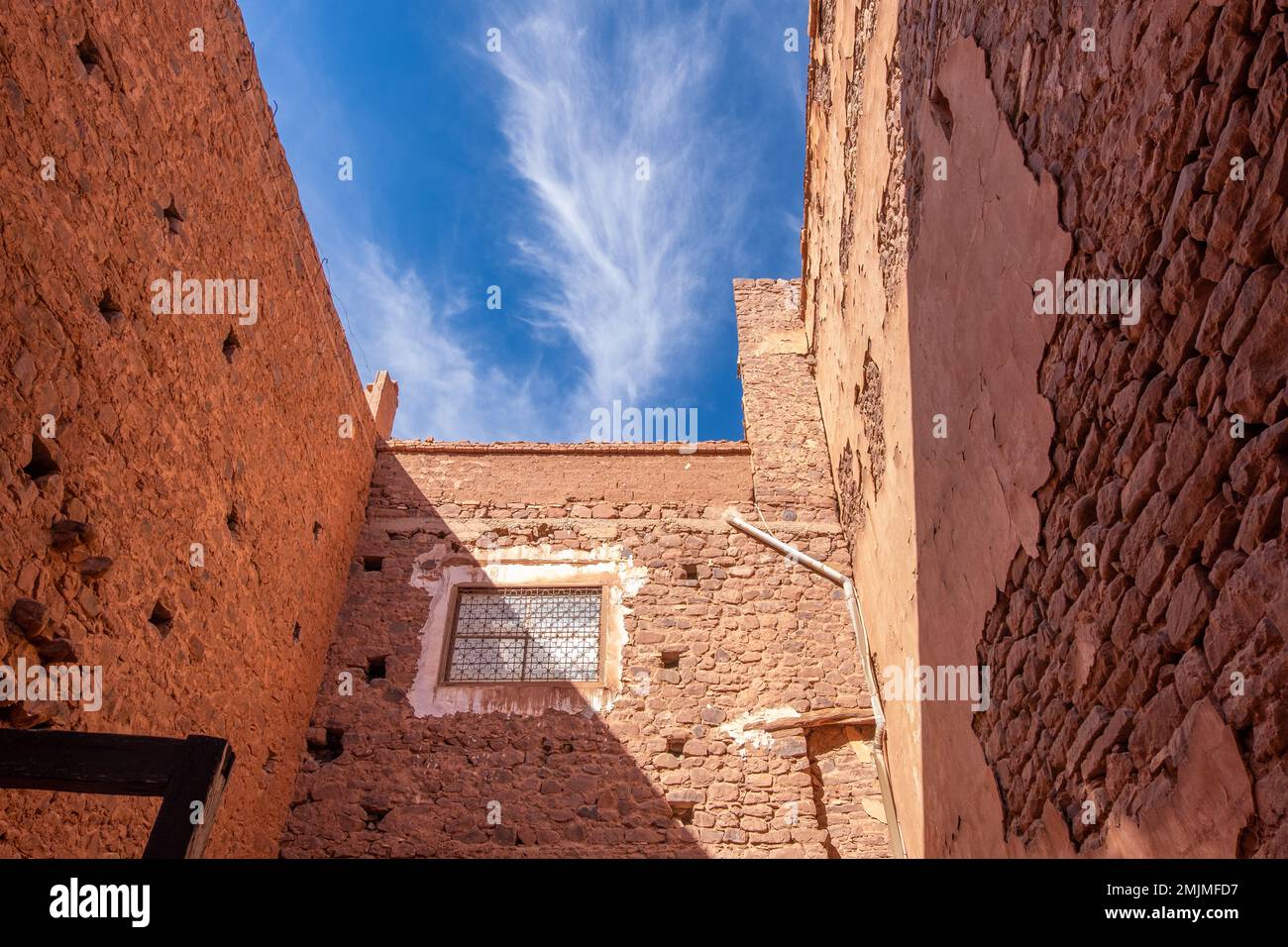 all'interno di una kasbah di argilla con una finestra moderna in una giornata di sole Foto Stock