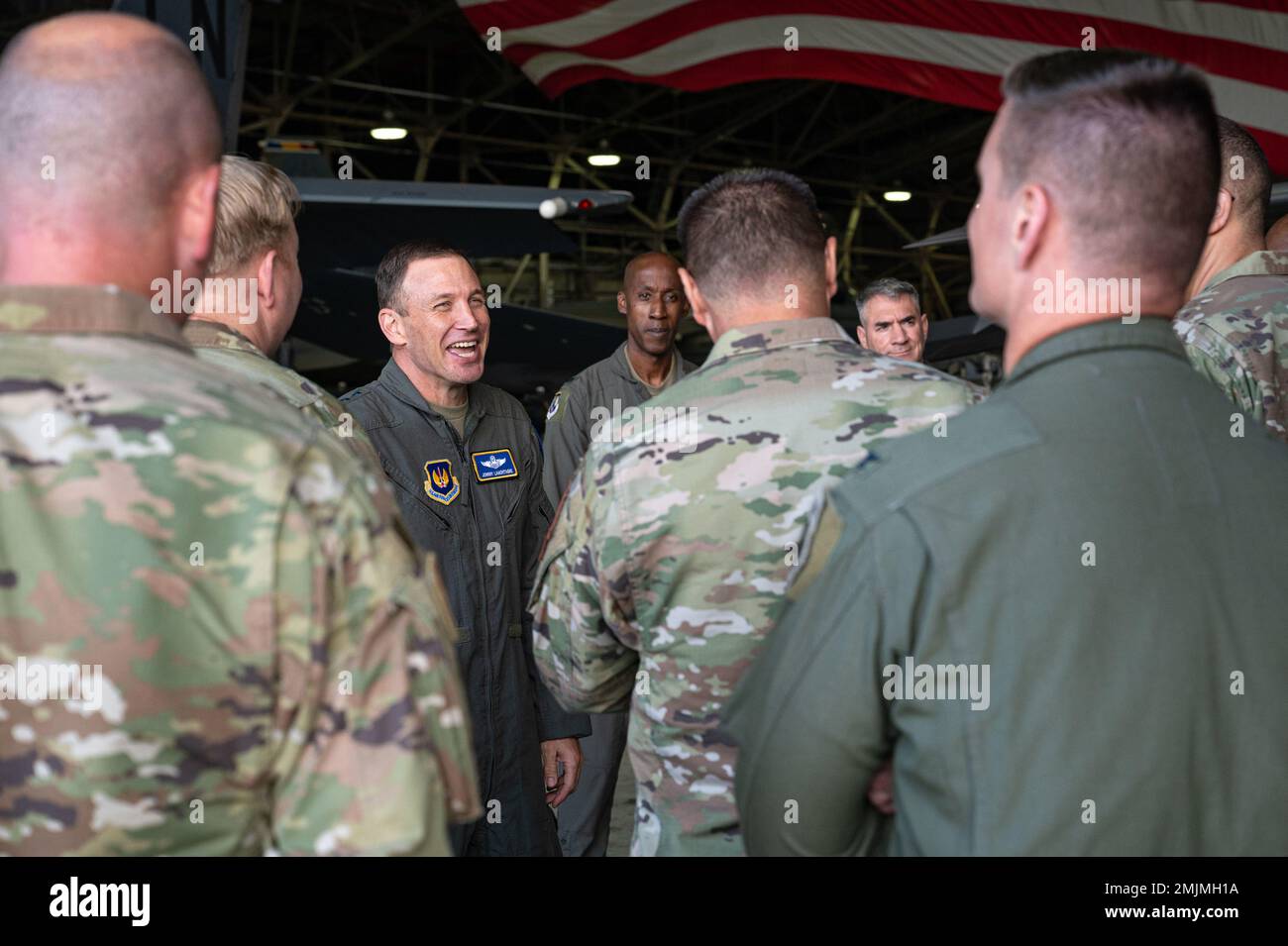 STATI UNITI John Lamontagne, vice comandante USAFE-AFAFRICA, è accolto da 48th Maintenance Group Airman durante il suo tour degli impianti F-35 a Royal Air Force Lakenheath, 31 agosto 2022. LaMontagne sta visitando la RAF Lakenheath come parte del suo tour di immersione in USAFE-AFAFRICA e ha incontrato gli Airmen che svolgono ruoli chiave nel sostenere e nell'eseguire l'unica missione F-35 europea, che migliora la posizione di difesa e deterrenza della NATO. Foto Stock