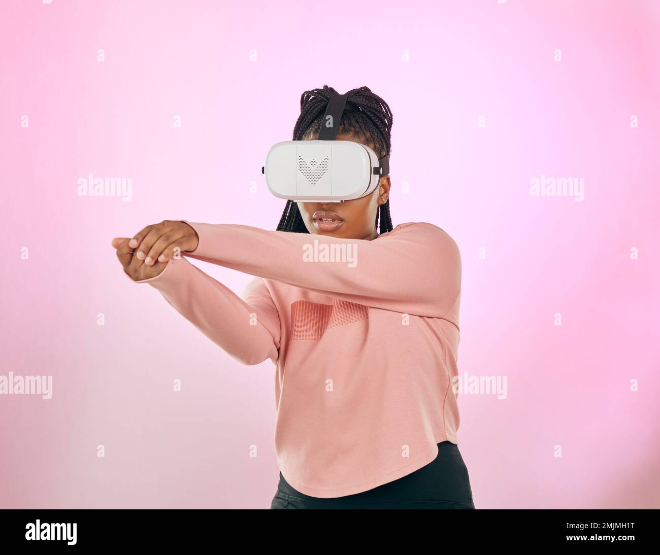 Spada per la realtà virtuale, cyber gaming o donna in fantascienza realtà aumentata, futuristico metaverse ai o futuro guerriero. Fantasy gioco gesture, ninja Foto Stock
