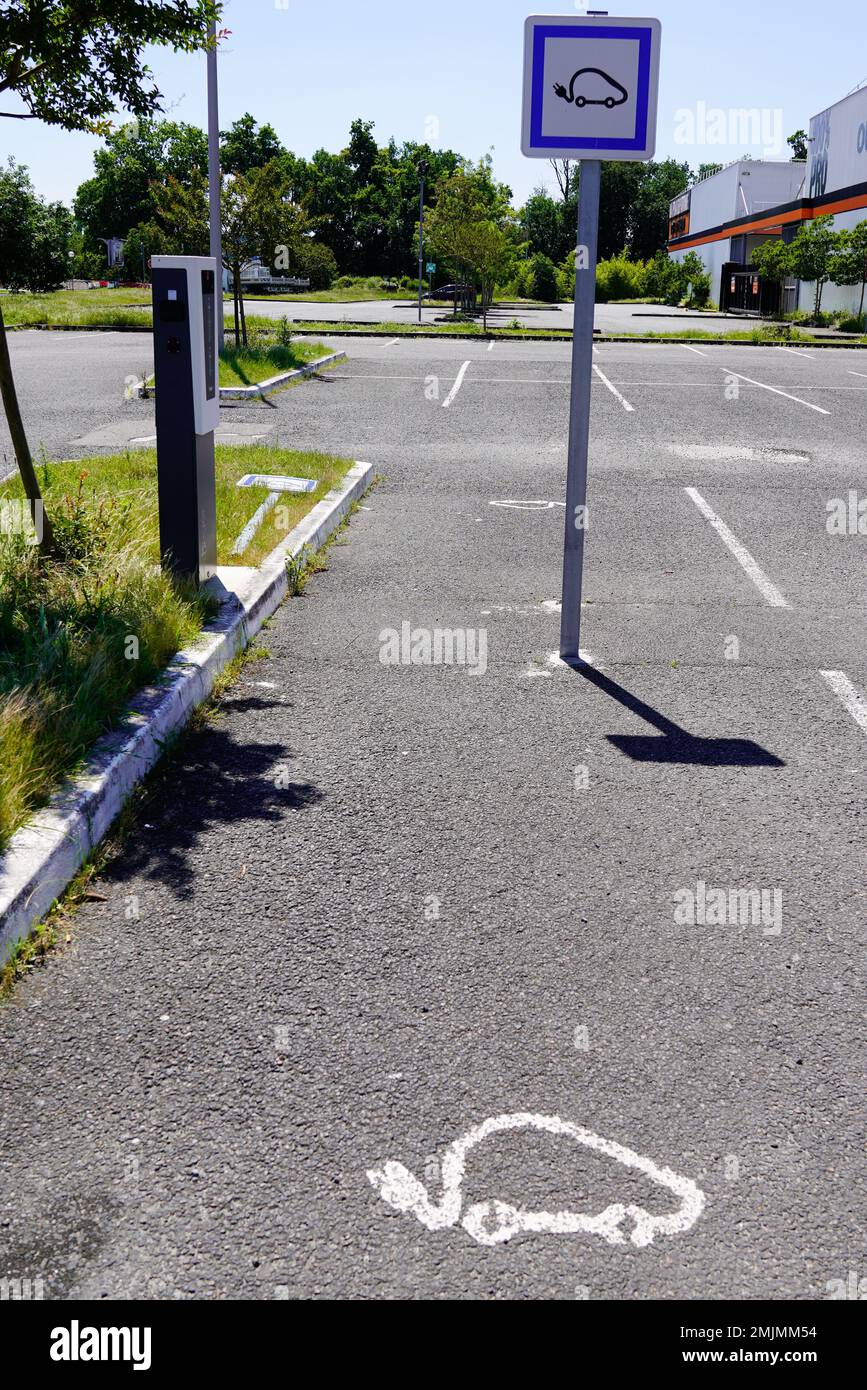 parcheggio per stazione di rifornimento elettrica auto e-car riservato Foto Stock