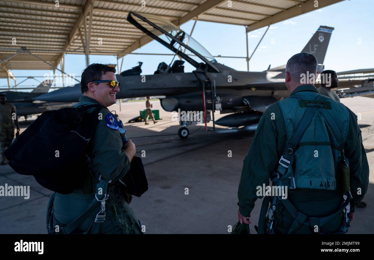 STATI UNITI Kenney (a destra), 52nd soprintendente dell'ingegnere civile Squadron, cammina con il maggiore Charlie Meier (a sinistra), 309th direttore aggiunto di operazioni di Fighter Squadron, al suo primo volo di familiarizzazione (FAM), 31 agosto 2022, Luke Air Force base, Arizona. I voli FAM espongono le persone con esperienza di volo minima o nulla alle operazioni di volo sotto la supervisione di un istruttore di volo. Foto Stock