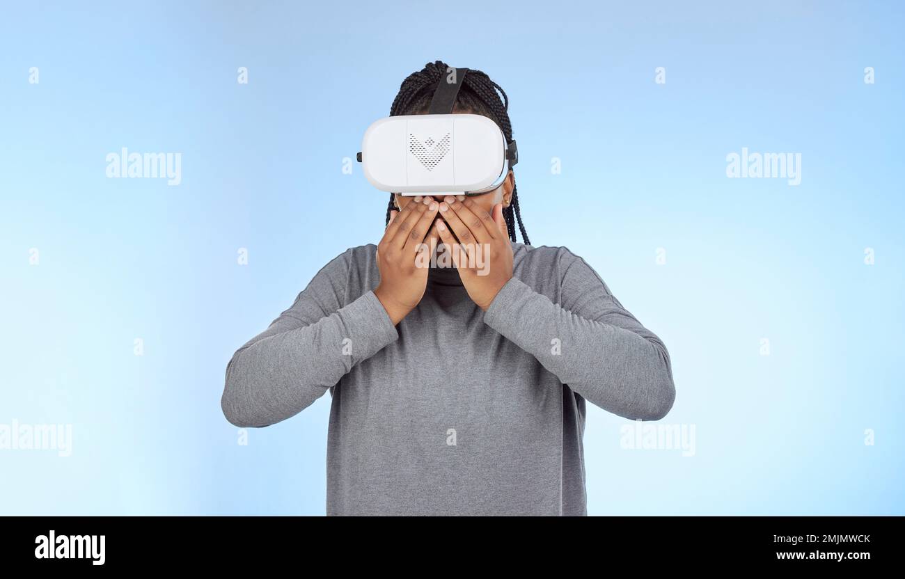 VR, gaming e wow con la donna nera e il metaverse per il futuro, il cyber e il sistema 3D. Media, ui e tecnologia Web con ragazza gamer e cuffie per Foto Stock