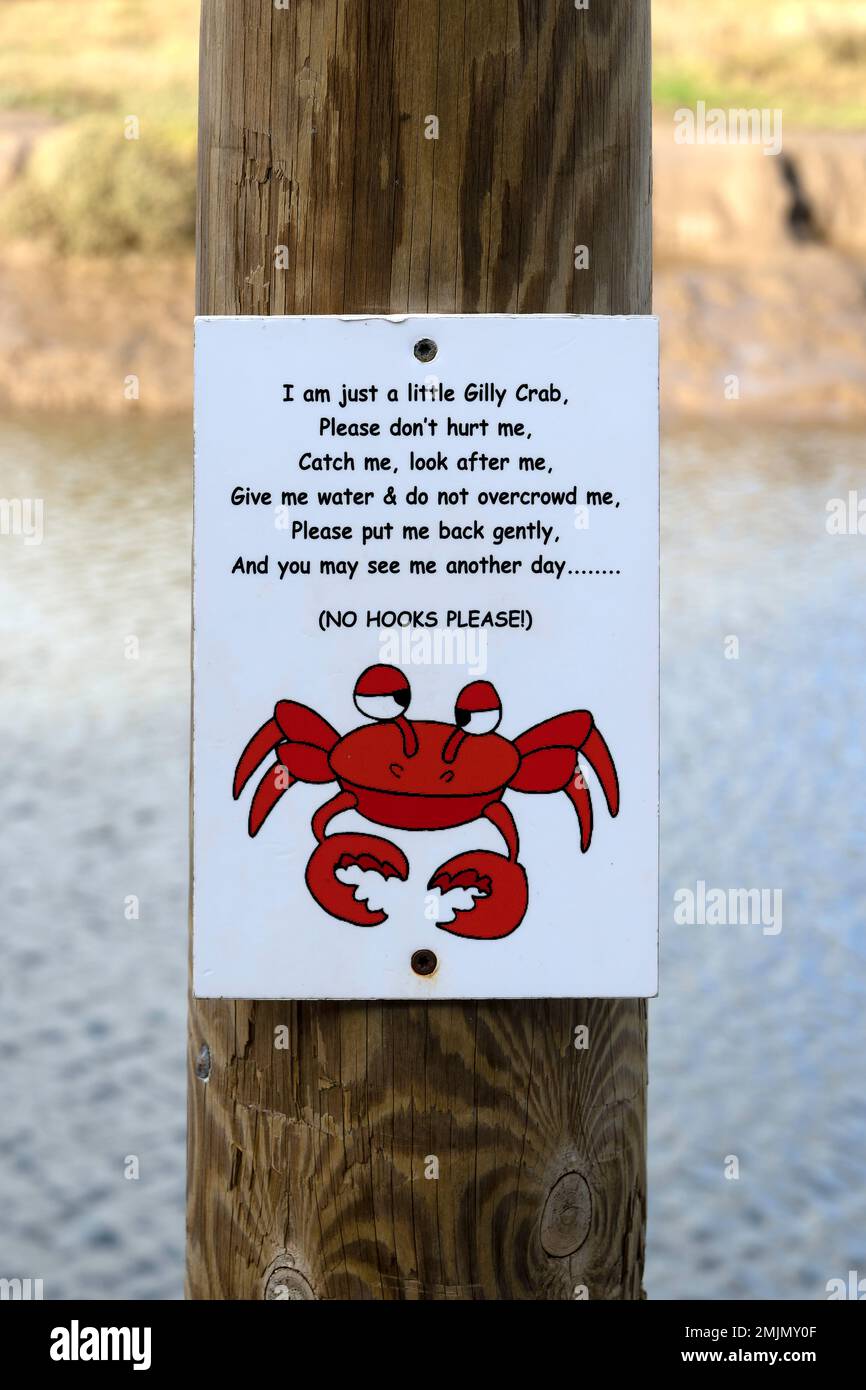 Un cartello di crabbing al porto di Blakeney Foto Stock