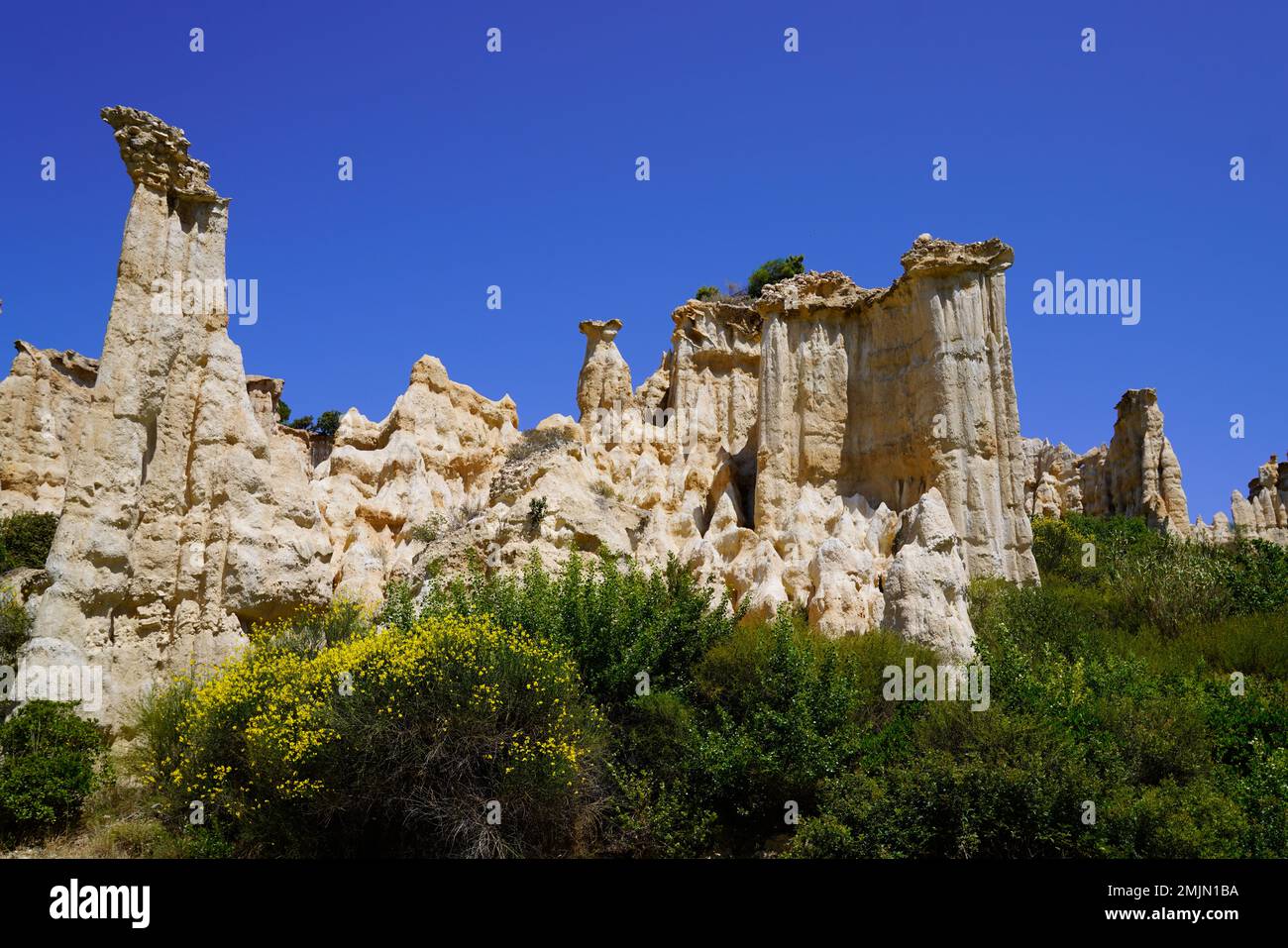 Orgues Ille sur Tet pietra calcarea camini nel cielo blu d'estate nel sito Languedoc Roussillon in Francia Foto Stock