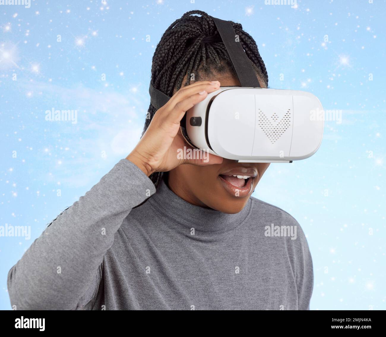 VR, gaming e digitale con donna nera e metaverse per il futuro, cyber e sistemi 3D. Media, ui e tecnologia web con ragazza e cuffie per Internet Foto Stock