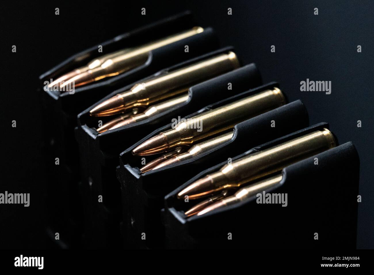 Rottweil, Germania. 27th Jan, 2023. Le cartucce Remington del calibro di 223 sono viste nelle riviste di uno sparatutto sportivo. Credit: Silas Stein/dpa/Alamy Live News Foto Stock