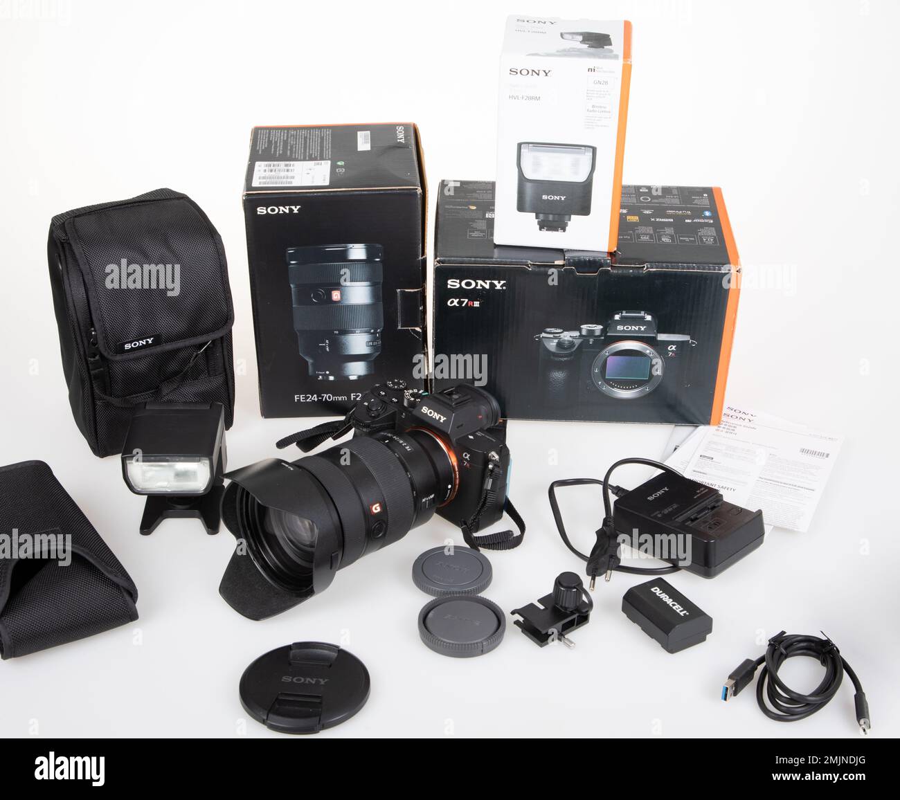 Bordeaux , Aquitaine France - 20 01 2023 : fotocamera digitale semiprofessionale ibrida Sony con flash 28 RM e obiettivo 24-70 g master alpha 7 r III Foto Stock