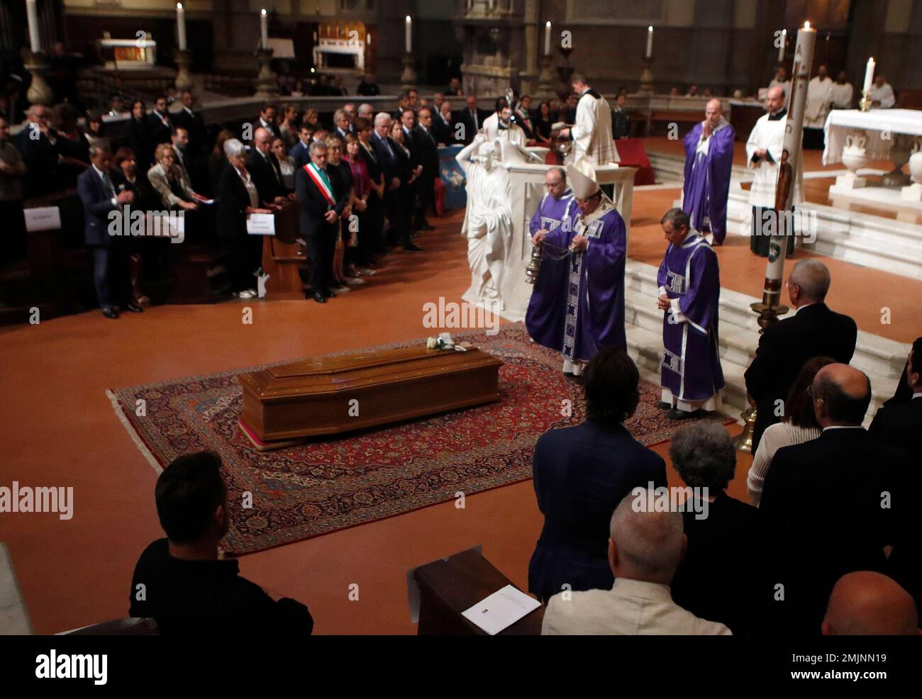 Archbishop of Florence Cardinal Giuseppe Bertori blesses the coffin of Italian director Franco Zeffirelli during his funeral service inside Santa Maria del Fiore Cathedral, in Florence, Italy, Tuesday, June 18, 2019. Zeffirelli, famed for operas, films and television, died in Rome, on Saturday at the age of 96. (AP Photo/Antonio Calanni) Foto Stock