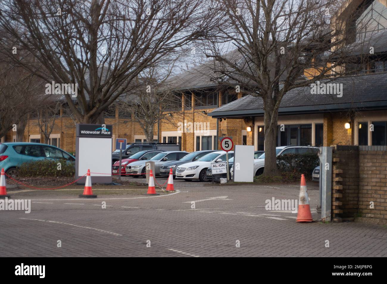 Harefield, Regno Unito. 27th gennaio 2023. Da questa settimana, il Consiglio di Hillingdon ha messo in atto nuove restrizioni di parcheggio su parte di Moorhall Road da parte del HS2 ° composto che fermerà HS2 persone e altri parcheggi le loro auto sulla strada trafficata utilizzato da veicoli tra cui numerosi camion di trasporto HS2. Le limitazioni sperimentali per il parcheggio si applicano dalle 8am:6,30pm alle 18:00 dal lunedì al sabato. Invece, HS2 dipendenti e appaltatori Align sono ora parcheggiate nel parcheggio del pub River House e presso l'ex parcheggio dell'ufficio a Widewater Place (nella foto). Credito: Maureen McLean/Alamy Foto Stock