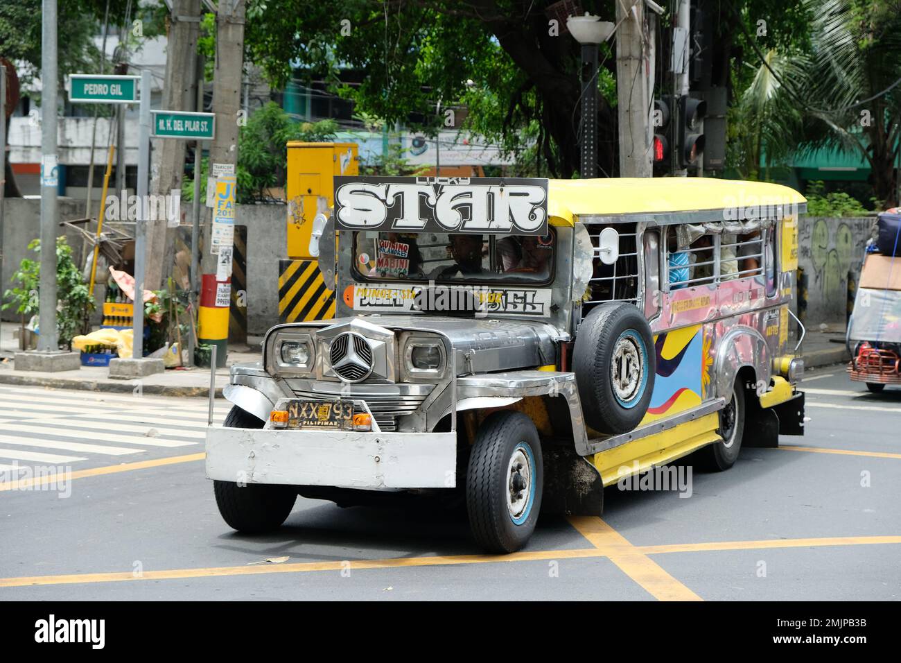 Filippine Manila - Jeepney vecchio colorato Foto Stock