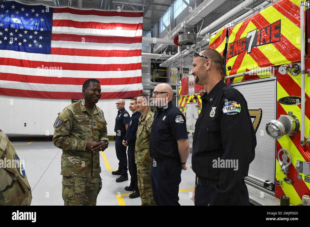 Simmons, Capo Master Senior arruolato leader, visite con il Dipartimento dei vigili del fuoco della Clear Space Force Station mentre si visita Clear SFS con il Gen. Stephen N. Whiting, comandante del comando delle operazioni spaziali per ascoltare i membri del Clear Team sulle loro operazioni e il loro benessere. I membri della forza spaziale libera forniscono l'avvertimento missilistico strategico, la difesa missilistica e il radar di allarme precoce aggiornato come parte integrante della deterrenza a sostegno della difesa interna. Clear SFS ospita gli Arctic Airmen e i Guardiani assegnati ai 13th e 213th Space Warning Squadron e 268 Foto Stock