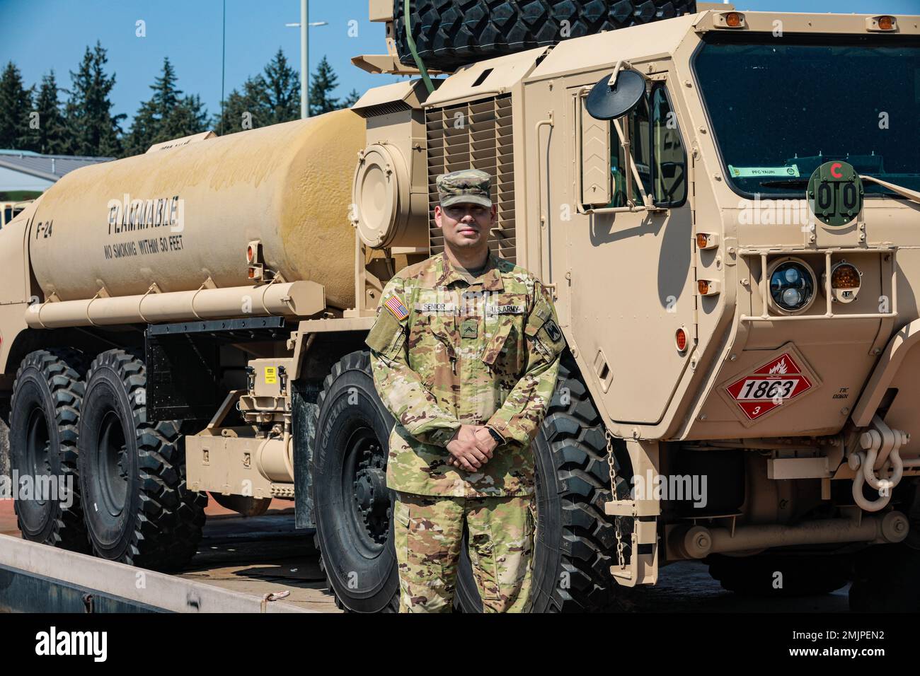 Fernando Senior è un 92F (Petroleum Supply Specialist) nel 46th Battaglione di supporto dell'aviazione, 16th Brigata dell'aviazione di combattimento. "Ho sempre voluto sfidarmi e sforzarmi per grandi cose, ma amo di più la fratellanza", ha affermato CPL. Senior. "L'ambiente di lavoro all'interno DELLA CABINA è piuttosto vario, quindi mi sento come se festeggiasse ogni giorno il patrimonio ispanico presentando ai miei amici la lingua, il cibo e la cultura dell'isola." Dal 1775, gli Stati Uniti L'esercito è stato un'istituzione costruita da molte persone di differenti origini; tutte in grado di sfruttare il Foto Stock