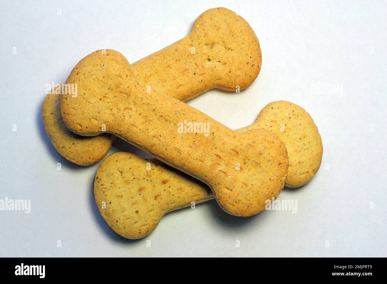 Biscotti per cani a forma di osso. Sfondo bianco. Foto Stock