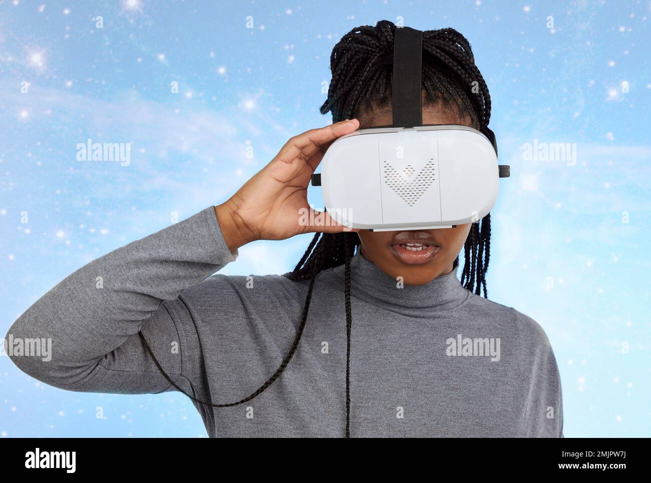 VR, gaming e digitale con donna nera e metaverse per il futuro, cyber e sistemi 3D. Media, ui e tecnologia web con ragazza e cuffie per Internet Foto Stock