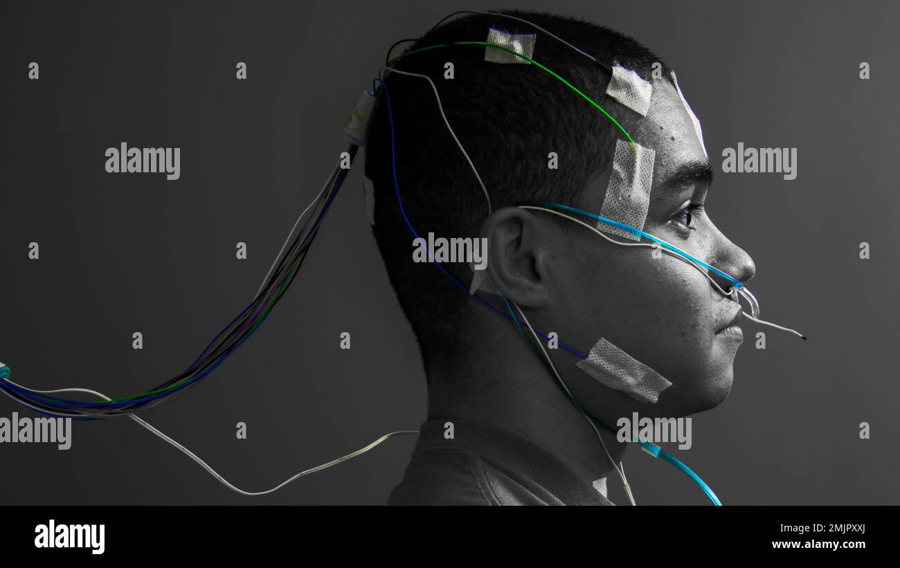 Airman 1st Class Austin Starks, 59th Medical Specialty Squadron Health service management journeyman, si prepara per uno studio sul sonno presso il San Antonio Market Sleep Disorders Center presso il Wilford Hall Ambulatory Surgical Center, Joint base San Antonio-Lackland, Texas, 31 agosto 2022. Un team di ricercatori militari e civili ha identificato un nuovo disturbo del sonno che sta sconvolgendo la vita dei sopravvissuti ai traumi per decenni, se non per secoli. Anche se ci sono stati studi correlati, questo è stato il più grande finora e identifica il disturbo del sonno associato al trauma, o TSD, come un distinto disturbo correlato al sonno Foto Stock