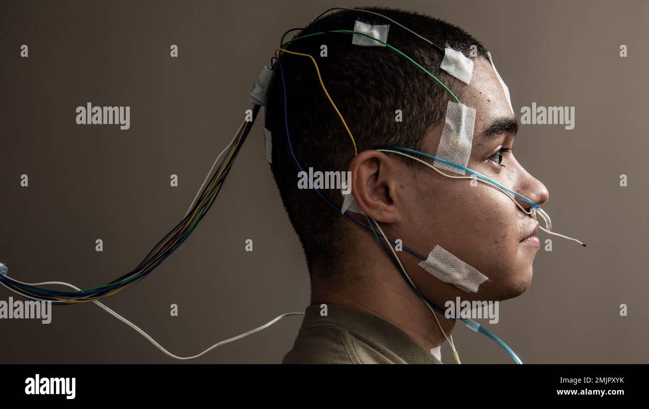 Airman 1st Class Austin Starks, 59th Medical Specialty Squadron Health service management journeyman, si prepara per uno studio sul sonno presso il San Antonio Market Sleep Disorders Center presso il Wilford Hall Ambulatory Surgical Center, Joint base San Antonio-Lackland, Texas, 31 agosto 2022. Un team di ricercatori militari e civili ha identificato un nuovo disturbo del sonno che sta sconvolgendo la vita dei sopravvissuti ai traumi per decenni, se non per secoli. Anche se ci sono stati studi correlati, questo è stato il più grande finora e identifica il disturbo del sonno associato al trauma, o TSD, come un distinto disturbo correlato al sonno Foto Stock