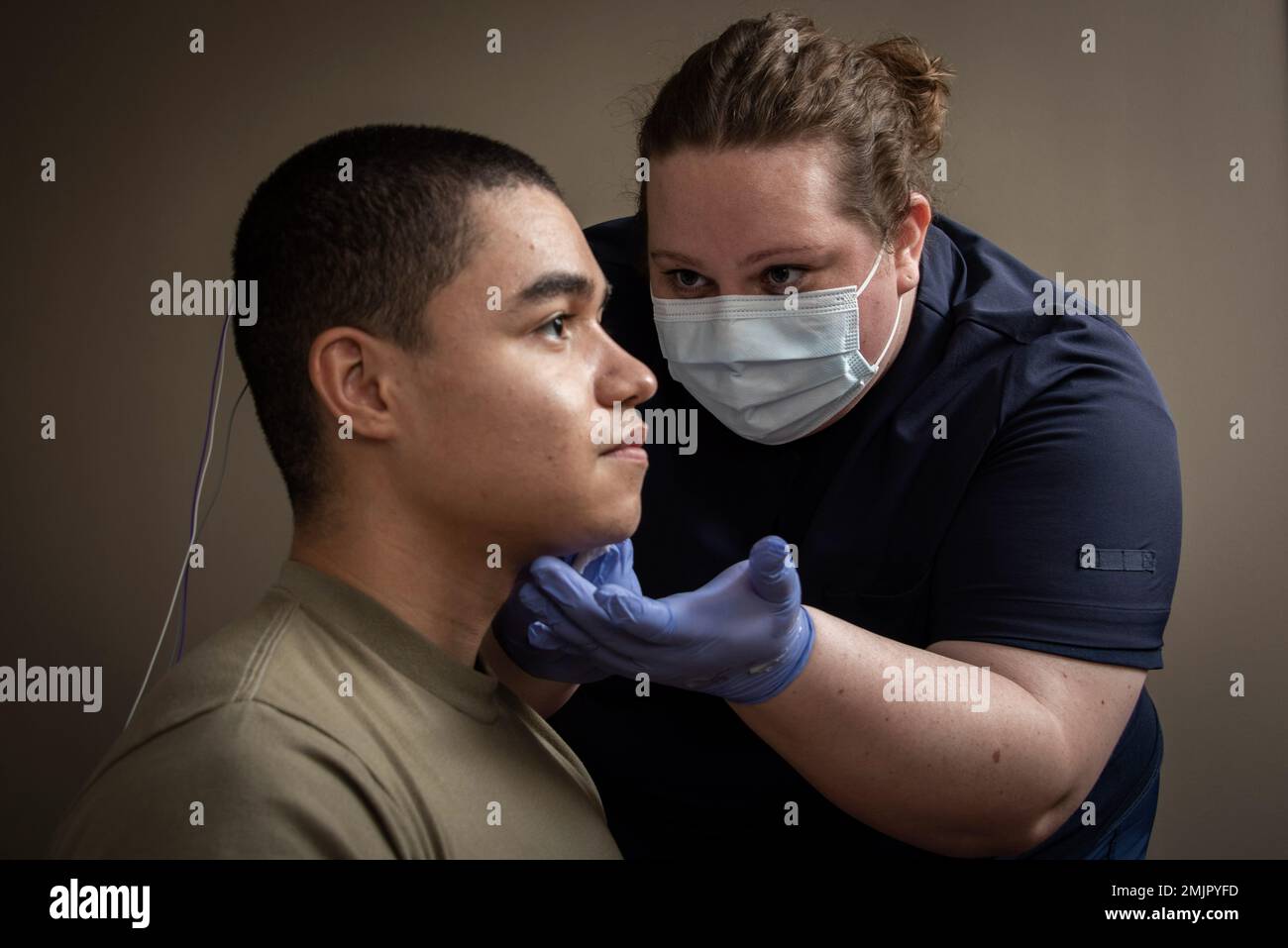 Sarah Hawkins, tecnico polisomnografico registrato, prepara il paziente Airman 1st Classe Austin Starks, 59th Medical Specialty Squadron Health Service Management journeyman, per uno studio sul sonno presso il San Antonio Market Sleep Disorders Center presso il Wilford Hall Ambulatory Surgical Center, Joint base San Antonio-Lackland, Texas, 31 agosto 2022. Un team di ricercatori militari e civili ha identificato un nuovo disturbo del sonno che sta sconvolgendo la vita dei sopravvissuti ai traumi per decenni, se non per secoli. Anche se ci sono stati studi correlati, questo è stato il più grande fino ad oggi e identifica trauma asso Foto Stock