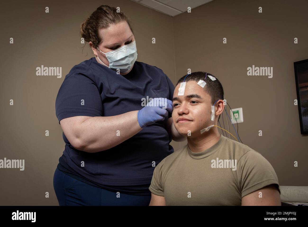 Sarah Hawkins, tecnico polisomnografico registrato, prepara il paziente Airman 1st Classe Austin Starks, 59th Medical Specialty Squadron Health Service Management journeyman, per uno studio sul sonno presso il San Antonio Market Sleep Disorders Center presso il Wilford Hall Ambulatory Surgical Center, Joint base San Antonio-Lackland, Texas, 31 agosto 2022. Un team di ricercatori militari e civili ha identificato un nuovo disturbo del sonno che sta sconvolgendo la vita dei sopravvissuti ai traumi per decenni, se non per secoli. Anche se ci sono stati studi correlati, questo è stato il più grande fino ad oggi e identifica trauma asso Foto Stock
