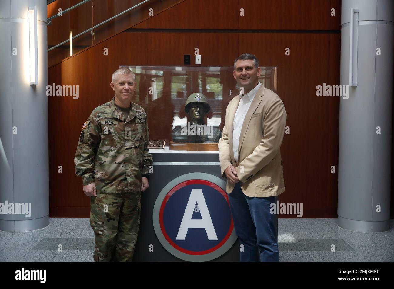 Il comandante centrale dell'esercito degli Stati Uniti, il Gen. Patrick Frank, saluta David Merchant, sindaco di Sumter, South Carolina, durante la sua visita a Patton Hall il 1 settembre 2022. La visita del Sindaco Merchant si è svolta nell'ambito di uno sforzo tra USARCENT e la città di Sumter per costruire relazioni civiche più solide con la comunità. Foto Stock