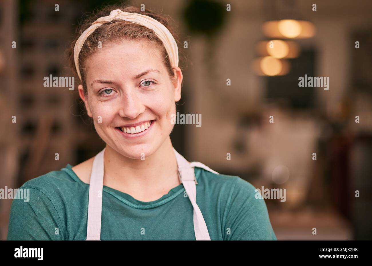 Ritratto facciale, proprietario di piccola impresa e donna in negozio o negozio pronto per il duro lavoro, lavoro o obiettivi di carriera. Capo, manager e fiducioso, felice e orgoglioso Foto Stock