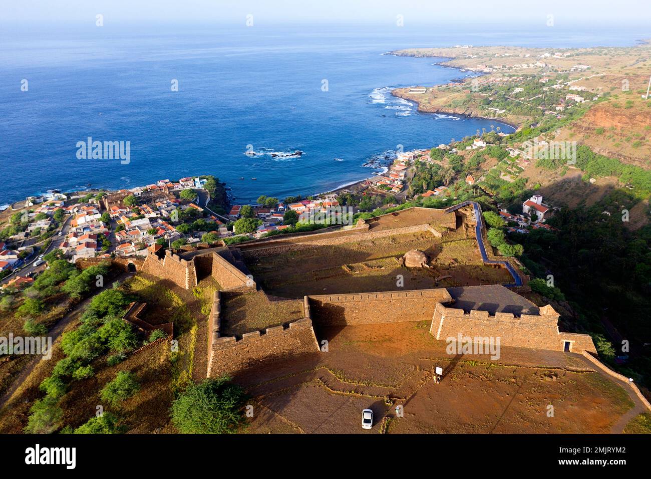 Spettacolare vista aerea di una fortezza reale di São Filipe sopra il villaggio storico di Cidade Velha sull'isola di Santiago, Cabo verde (Capo Verde) Foto Stock