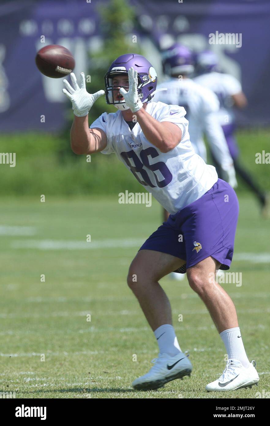 Minnesota Vikings rookie tight end Brandon Dillon catches a pass during the NFL football team workouts Tuesday, June 4, 2019, in Eagan, Minn. (AP Photo/Jim Mone) Foto Stock