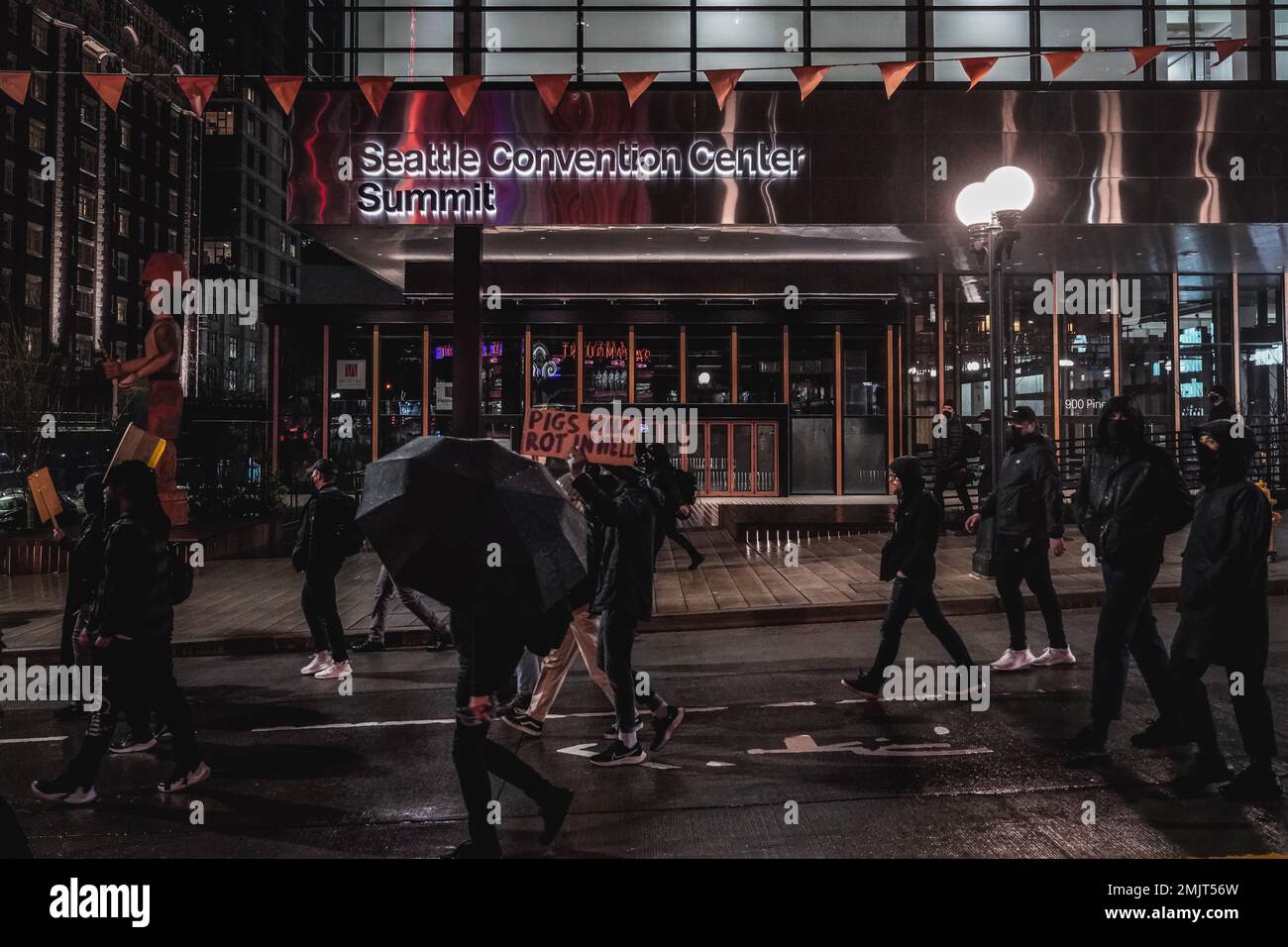 I manifestanti marciano per le strade mentre tengono cartelli durante la manifestazione. Oltre 80 persone marciarono pacificamente dal Cal Anderson Park allo Space Needle e tornarono a Capitol Hill per chiedere giustizia a Nichols. I manifestanti hanno marciato attraverso Capitol Hill, il centro e South Lake Union cantando il nome di Tiro Nichols, che è stato ucciso dalla polizia di Memphis all'inizio di questo mese. Cinque poliziotti neri, mostrati nel video del venerdì, inseguito e pomellato Nichols e lo lasciò sul pavimento proppato contro una squadra auto come pugno-urtato e celebrato. A seguito dell'incidente del 7 gennaio, Foto Stock