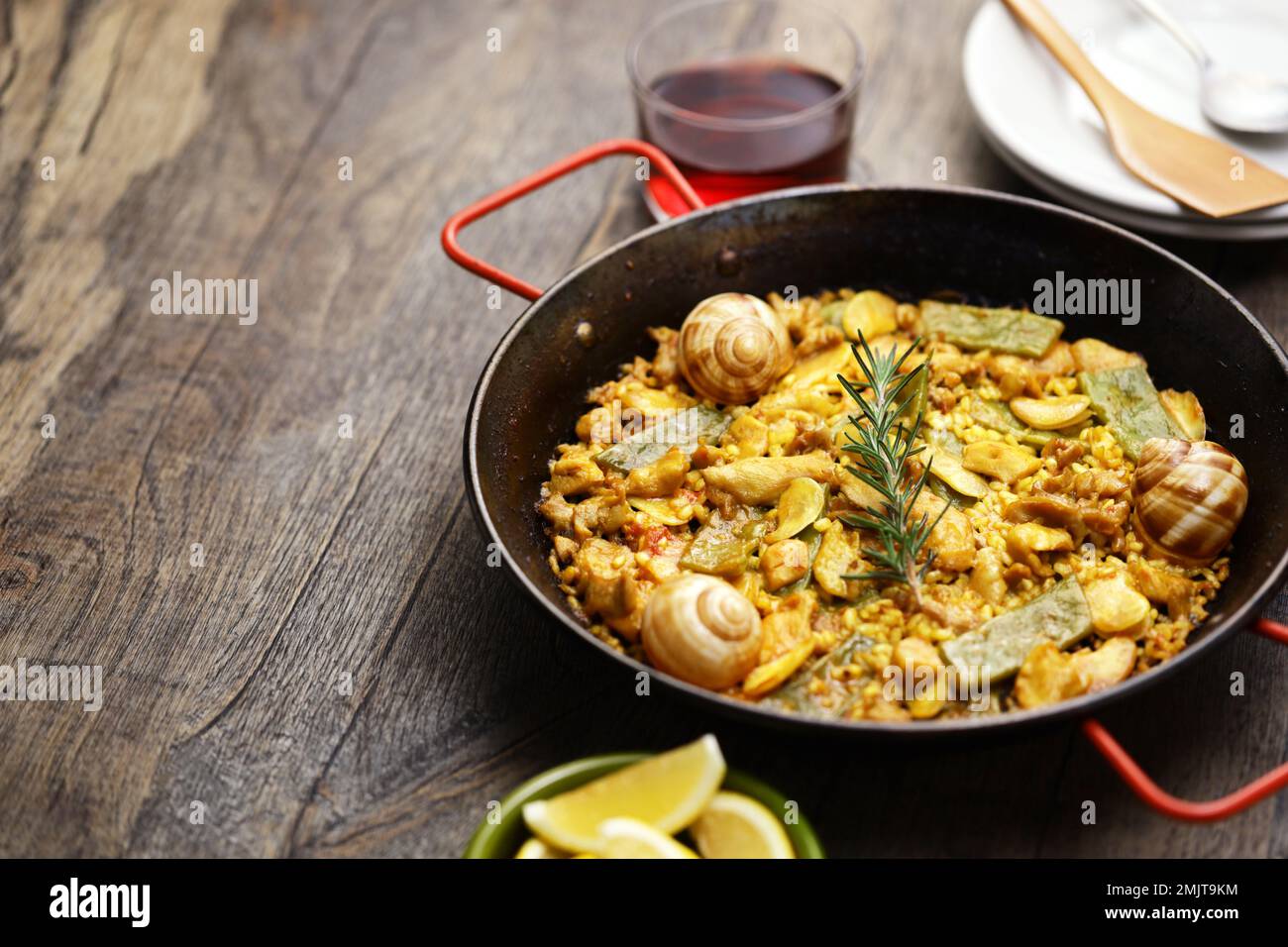 Paella Valenciana (piatto di riso tradizionale spagnolo); coniglio, pollo,  fagioli al garofone, lumache, Fagioli verdi marocchini, zafferano e riso  bomba Foto stock - Alamy