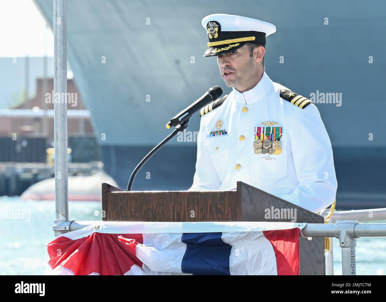 220901-N-JO245-1272 NORFOLK, VIRGINIA (1 settembre 2022) – CMdR. Joshua Peters, ufficiale comandante del sottomarino ad attacco rapido classe Los Angeles USS Pasadena (SSN 752), consegna le sue osservazioni durante una cerimonia di cambio di comando a bordo del sottomarino, ormeggiato al molo della Naval Station Norfolk, 1 settembre 2022. CMdR. Joshua Peters alleviò il CMdR. Sean Flanagan come comandante di Pasadena durante una cerimonia presso la Naval Station Norfolk, settembre 1st. Foto Stock