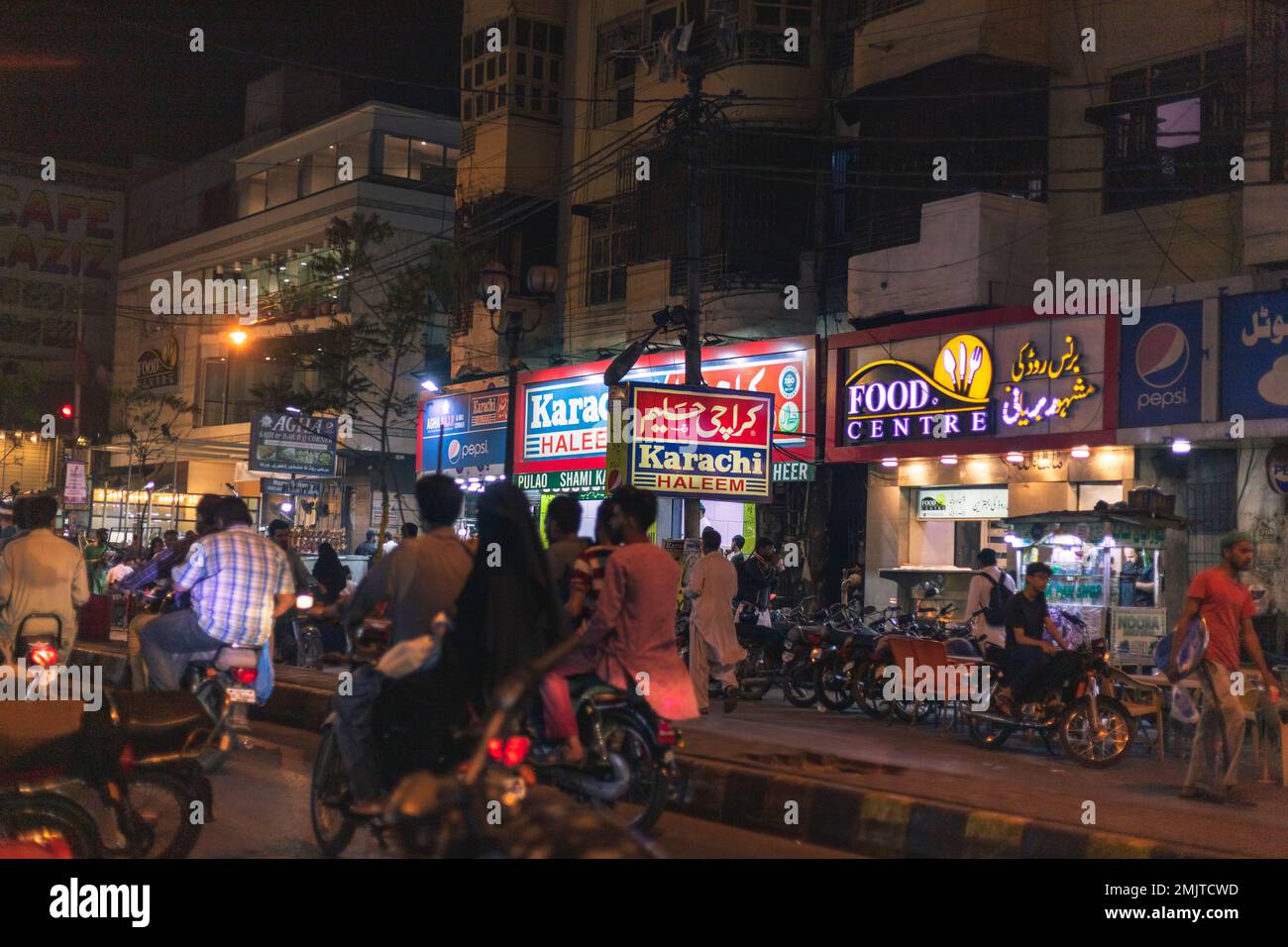 karachi pakistan 2022, il paesaggio urbano di karachi, i punti di riferimento di karachi, strada di cibo di Buns di strada alla notte, ristoranti di Karachi, cibo di strada del pakistan, bancarelle a. Foto Stock