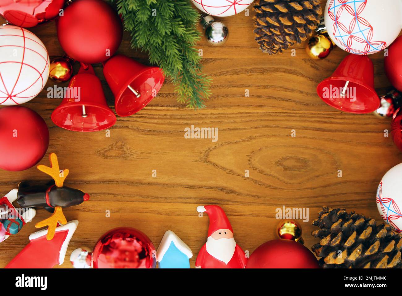 Elementi decorati per Natale e Capodanno con modello di spazio vuoto. Foto Stock