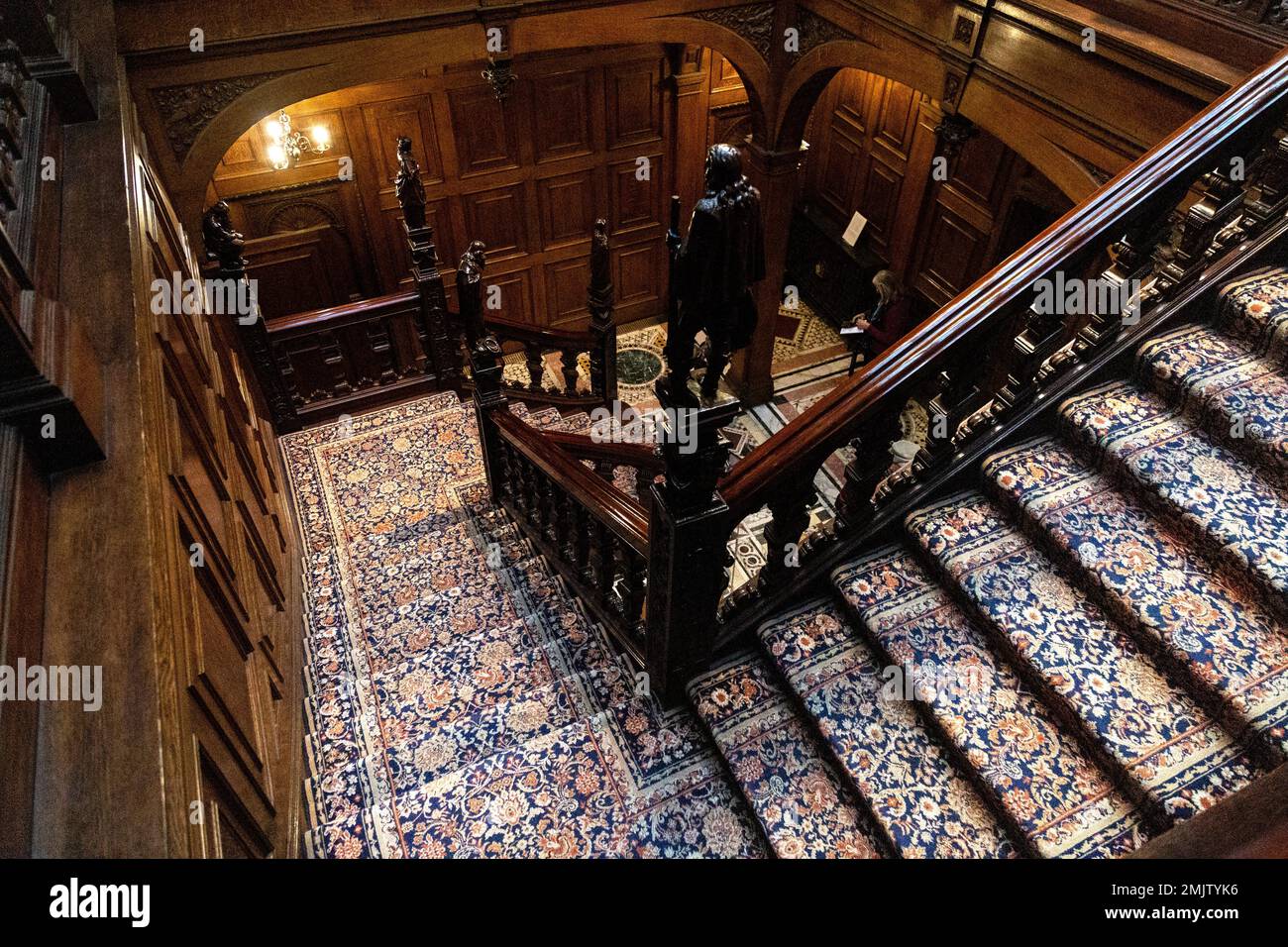 Scala in mogano presso lo storico 19th ° secolo Two Temple Place, Temple, Londra, Regno Unito Foto Stock