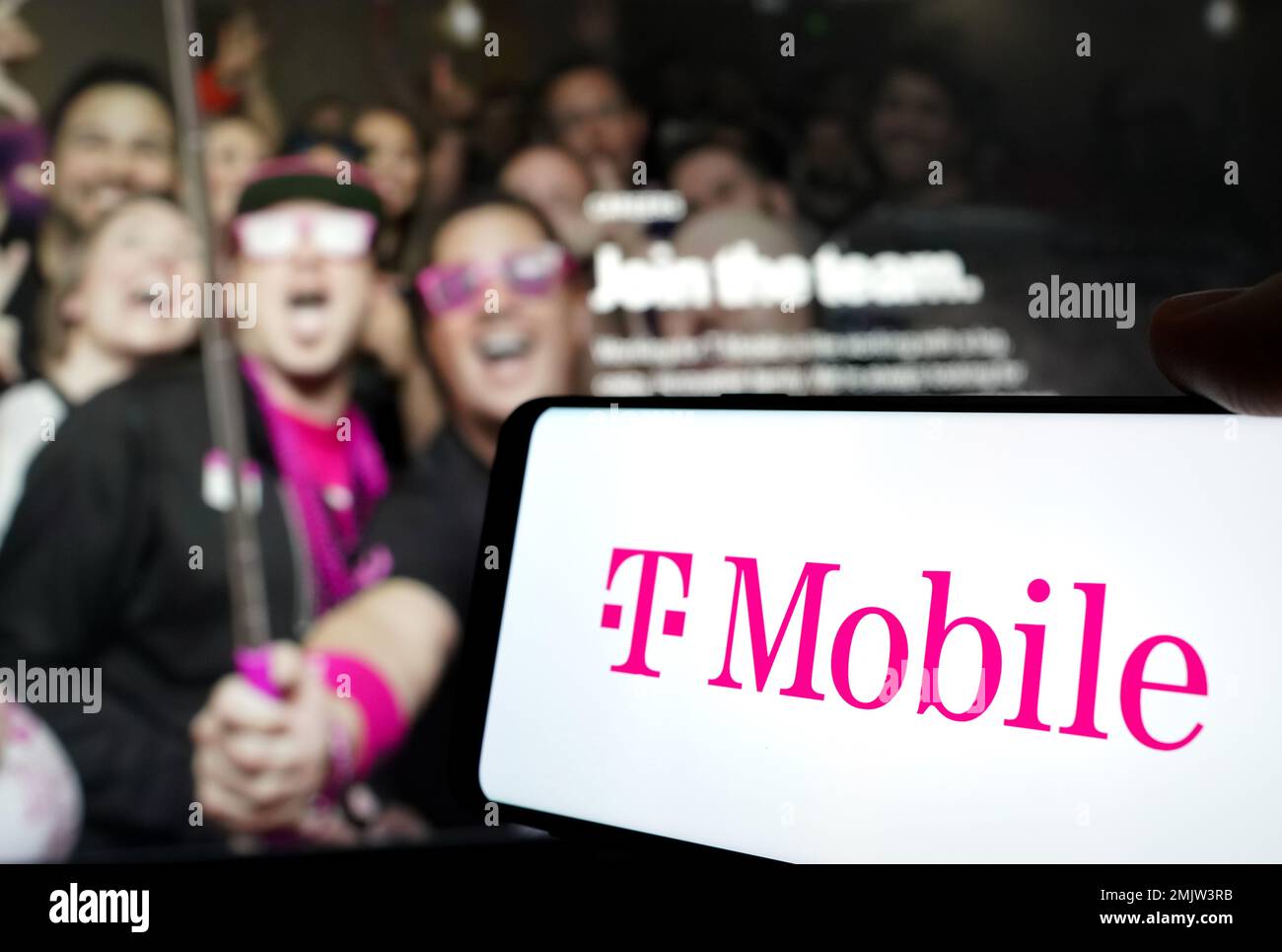 T-Mobile società di telecomunicazioni - logo su dispositivo mobile Foto Stock