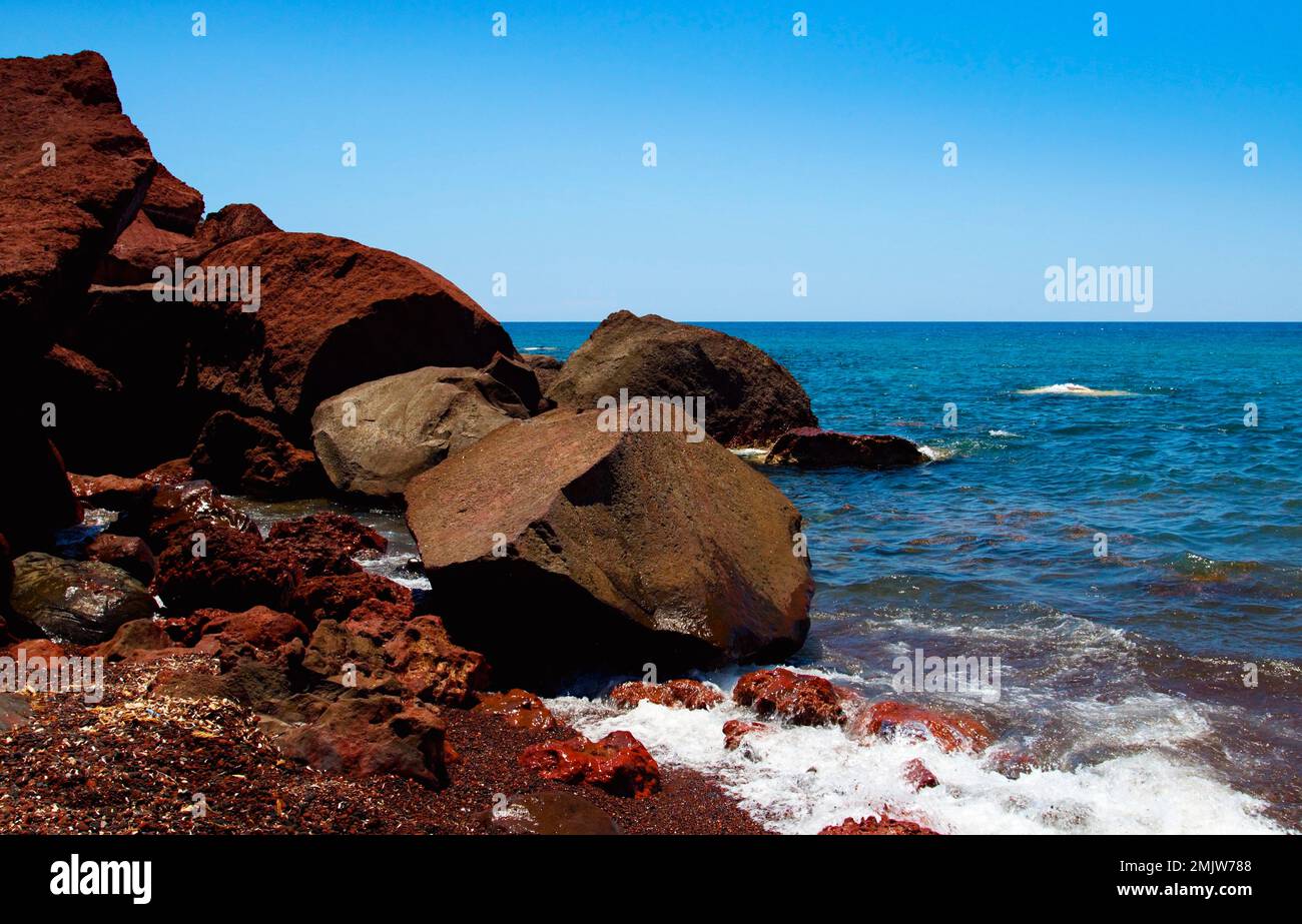 Spiaggia rossa sull'isola di Santorini, nel Mar Egeo, nell'arcipelago delle Cicladi meridionali in Grecia. Foto Stock
