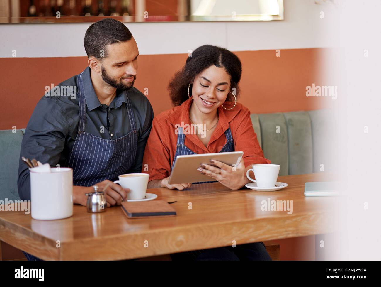 Tablet, team di responsabili del caffè e strategia di pianificazione del marketing sui social media del personale del bar. Il rapporto digitale, online e seo Retail sulla tecnologia Foto Stock