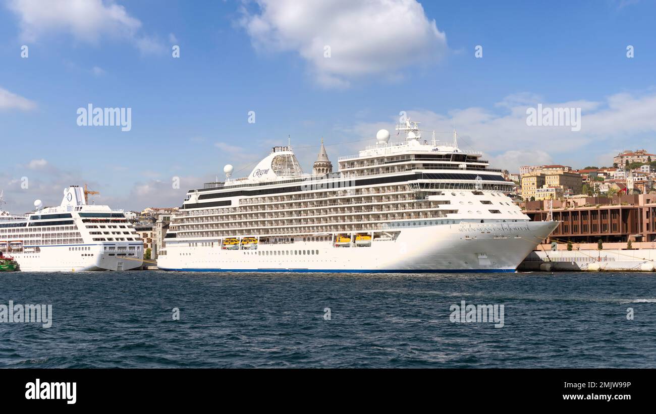 Seven Seas Explorer, enorme nave da crociera ancorata al terminal di Galatport, uno sviluppo a uso misto situato lungo il Bosforo, nel quartiere Karakoy, Istanbul, Turchia Foto Stock