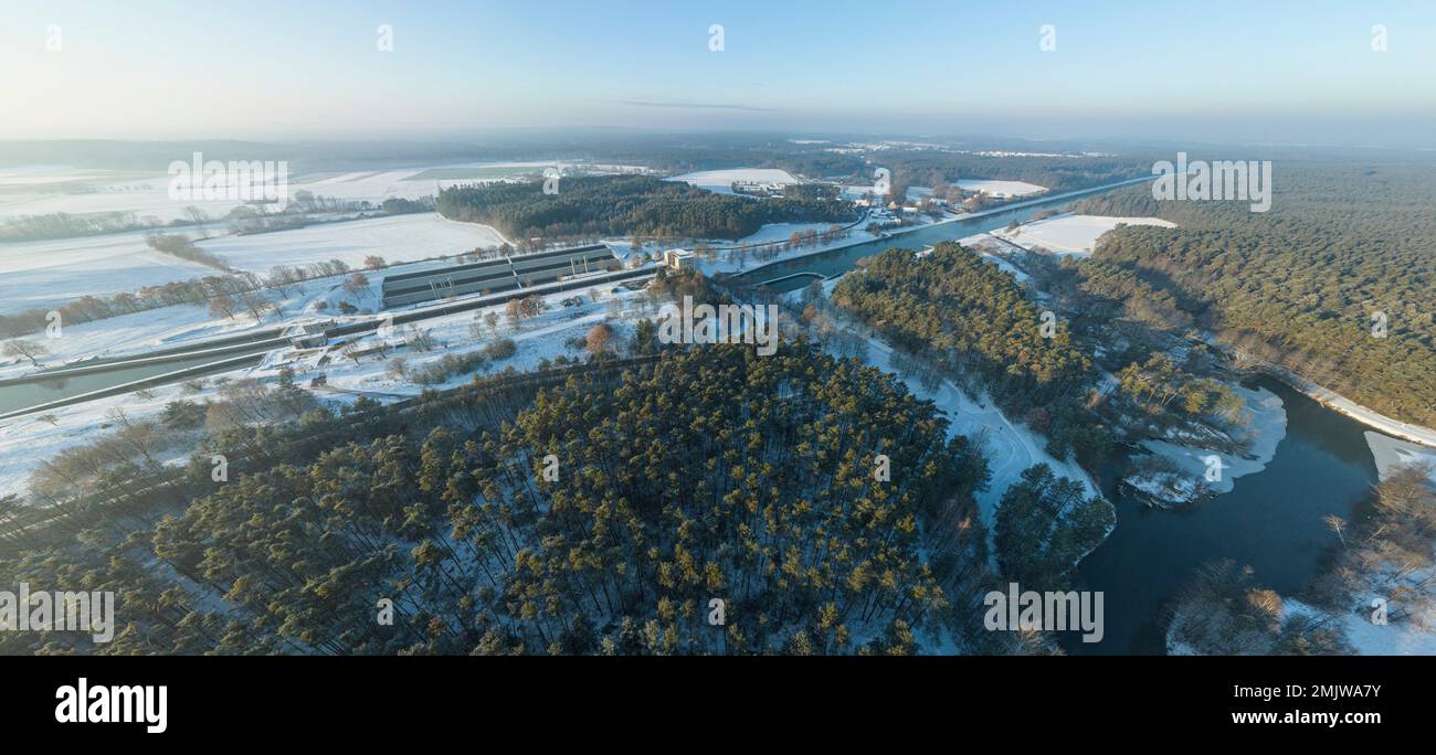 Vista aerea della nave Eckermühlen sul canale principale-Danubio in inverno Foto Stock