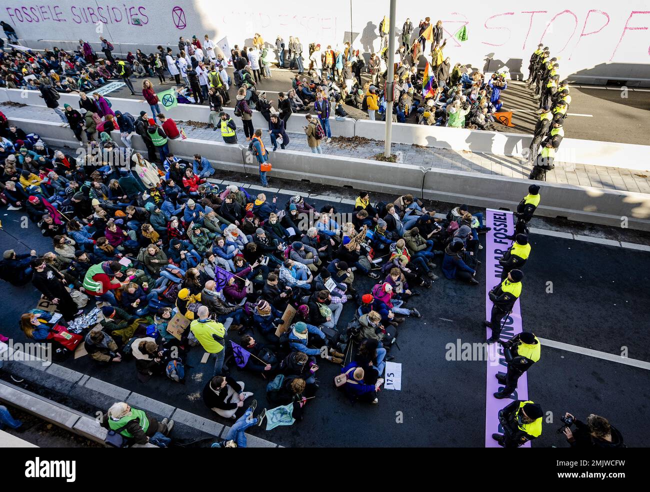 L'Aia, Paesi Bassi. 28th gennaio 2023. L'AIA - Gruppo d'azione sul clima la ribellione delle estirpazioni sta bloccando il A12 tra il Ministero dell'Economia e del clima e la Camera temporanea dei rappresentanti. Gli attivisti del clima del gruppo d'azione sono stati precedentemente arrestati per sospetto di sedizione. ANP MARCO DE SWART netherlands OUT - belgium OUT Credit: ANP/Alamy Live News Foto Stock