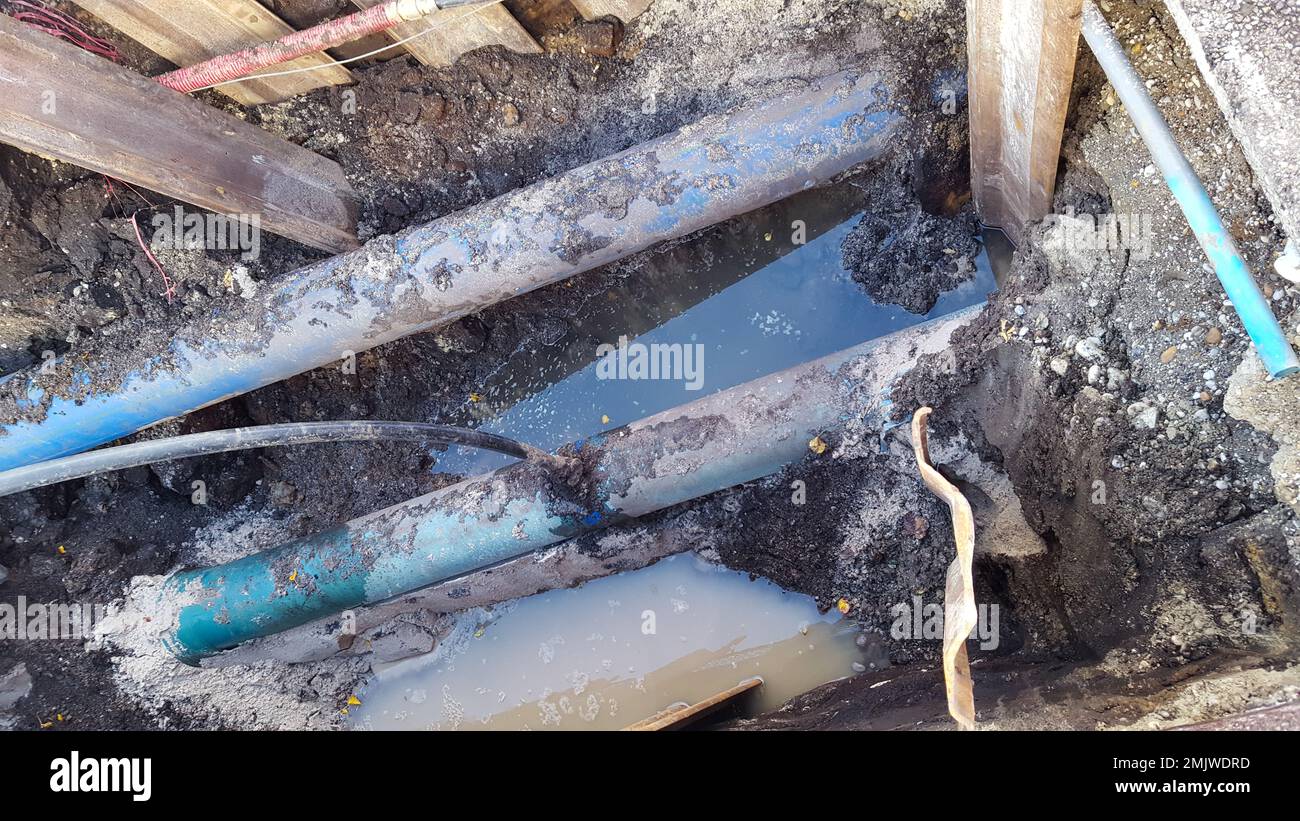 Perdita di rottura del tubo dell'acqua dal sottosuolo nella strada Foto  stock - Alamy