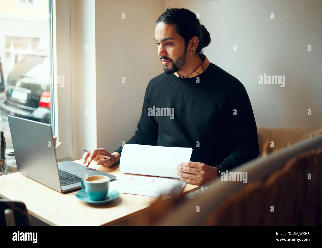Cafe, ricerca o uomo d'affari sul computer portatile in caffetteria per la pianificazione della strategia, assicurazione sulla vita o il networking. Lavoro remoto, documenti o dipendente su Foto Stock