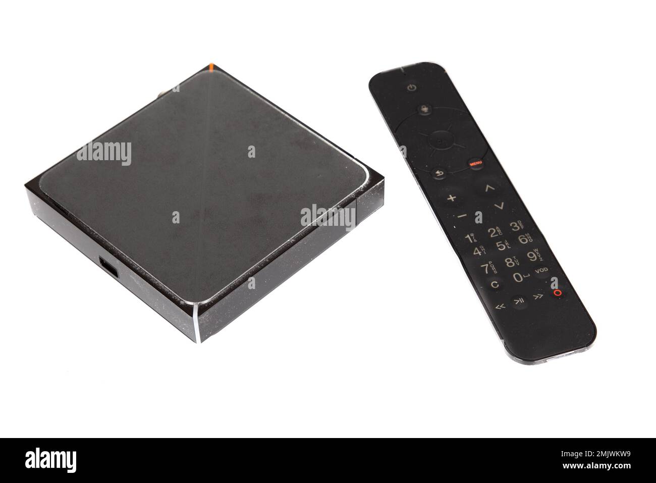 TV digitale sintonizzatore TV via Internet con telecomando moderno nero su sfondo bianco Foto Stock