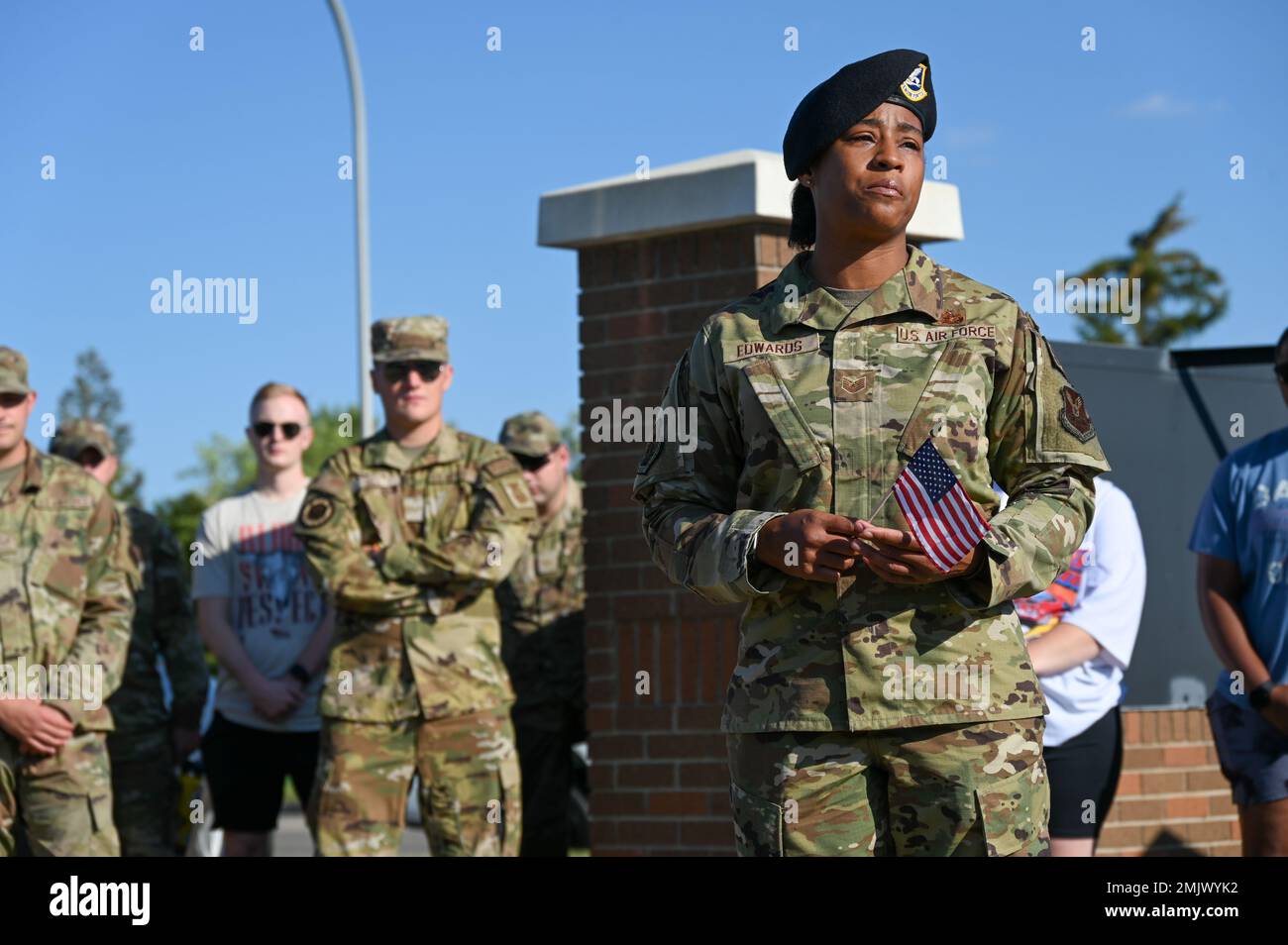 Tecnico. SGT. Jennel Edwards, un 91st Security Forces Group Defender, si rivolge ai volontari della cerimonia di piazzamento della bandiera per il mese della prevenzione del suicidio presso la base dell'aeronautica di Minot, North Dakota, 1 settembre 2022. Edwards ha parlato a nome di un difensore del 91st SFG che è stato perso a suicidio nel 2021. Foto Stock