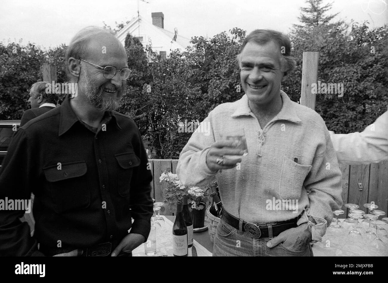 I fotografi americani David H. Lyman (a sinistra) e William Albert Allard (a destra), chiacchierano al Rockport Photographic Workshops, Rockport, Maine, Stati Uniti, 1982. Foto Stock