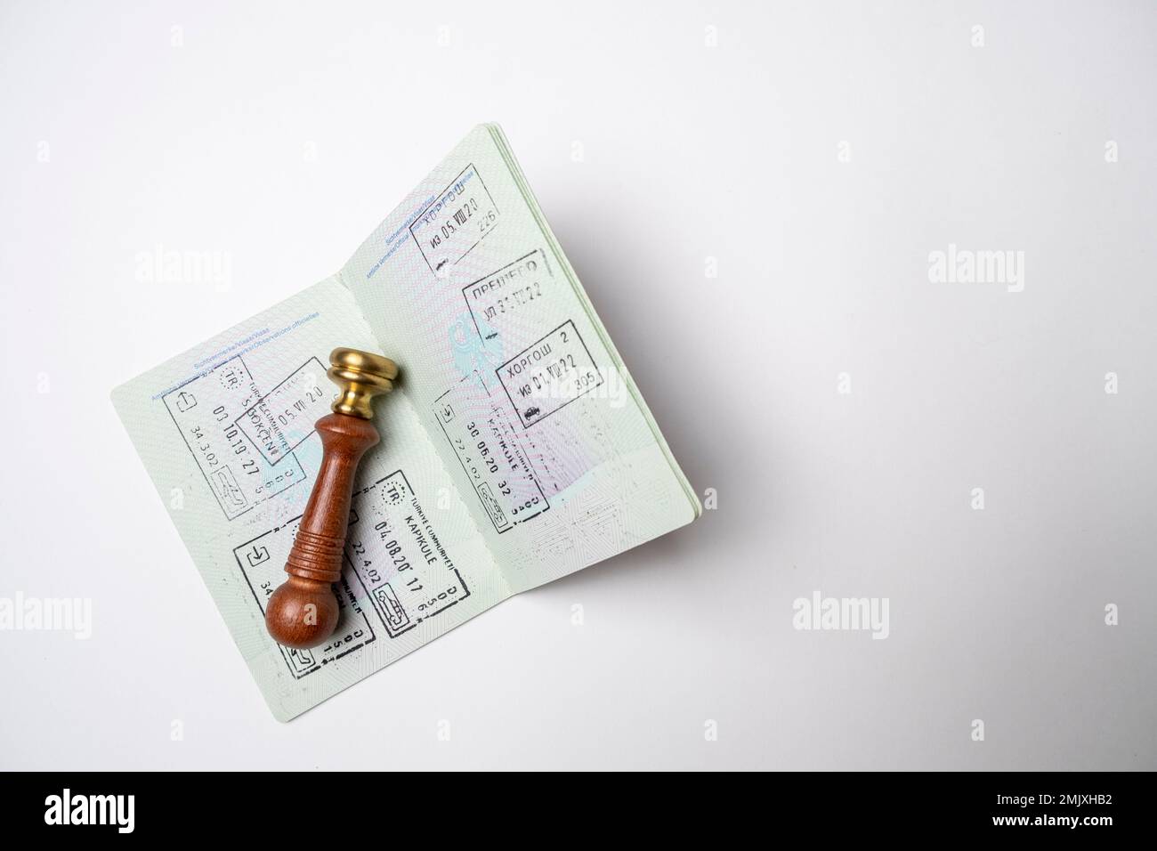 un passaporto tedesco su sfondo bianco e un timbro accanto ad esso. Visto Schengen. Ottenere un visto e un visto Foto Stock