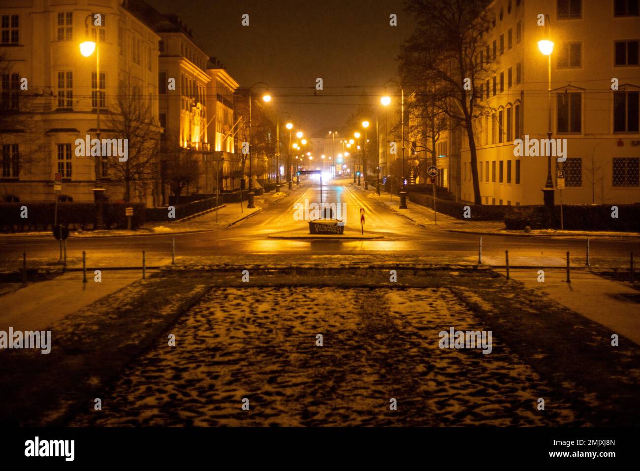 Monaco, Germania. 28th Jan, 2023. Straßenbeleuchtung formt mit der Reflektion ein X. Impressionen von München bei Nacht am 28,1.2023. -- l'illuminazione stradale forma una X con i riflessi. Impressione da Monaco di Baviera, Germania di notte il 28 gennaio 2023. (Foto di Alexander Pohl/Sipa USA) Credit: Sipa USA/Alamy Live News Foto Stock